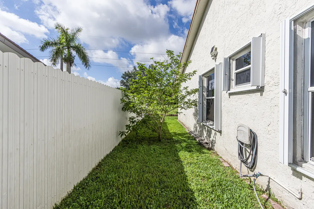 16942-7 at 16942 SW 5th Way, Weston