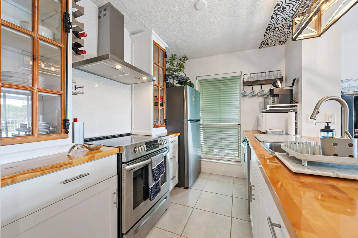 Kitchen at 261 Cypress Point Drive, Palm Beach Gardens