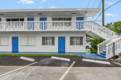 1950 Lake Osborne Drive 9, Lake Worth Beach – Condominium for sale