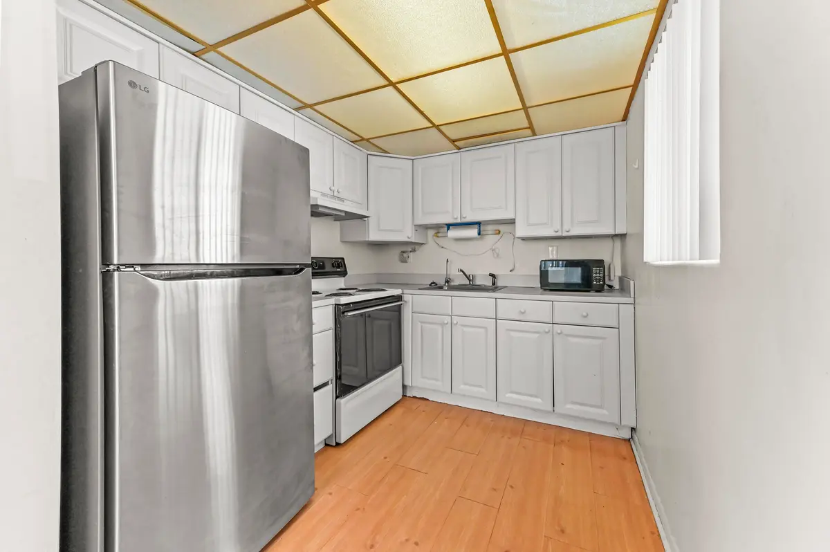 10 Kitchen 01 at 1950 Lake Osborne Drive 9, Lake Worth Beach