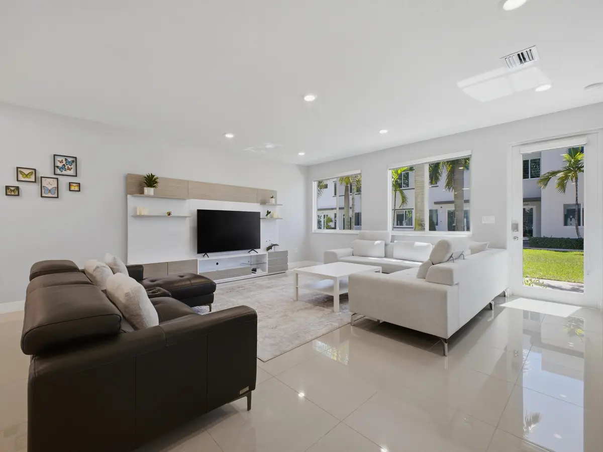 Living at 6642 NW 103rd Parkway 6642, Doral