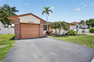 13970 Oaklawn Place, Davie – Single Family Residence for sale
