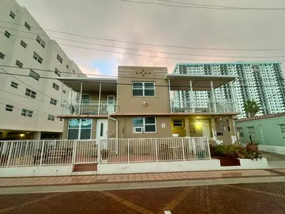 300 Georgia Street 1-5, Hollywood – Quadruplex for sale