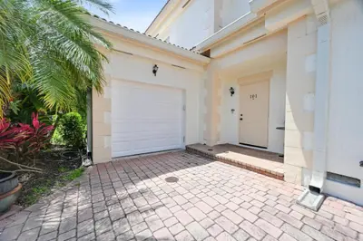 568 7th Square, Vero Beach – Condominium for sale