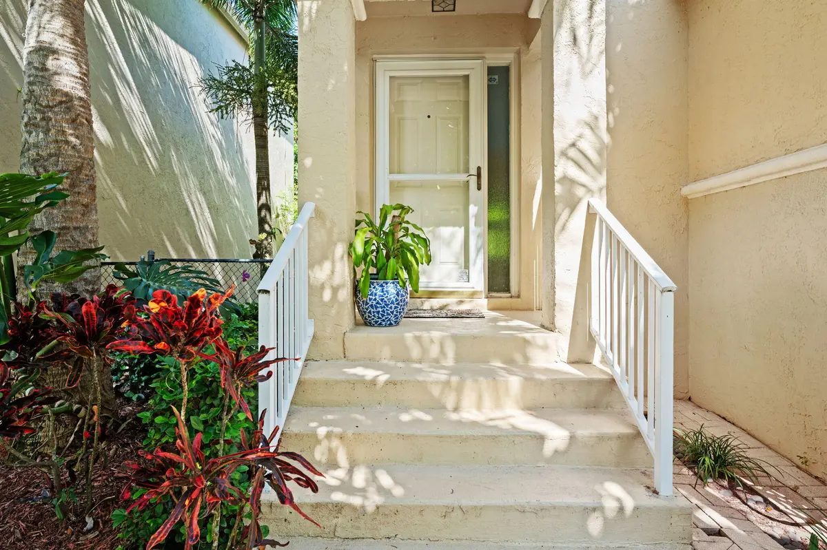 Exterior Front at 483 NW 87th Terrace, Coral Springs