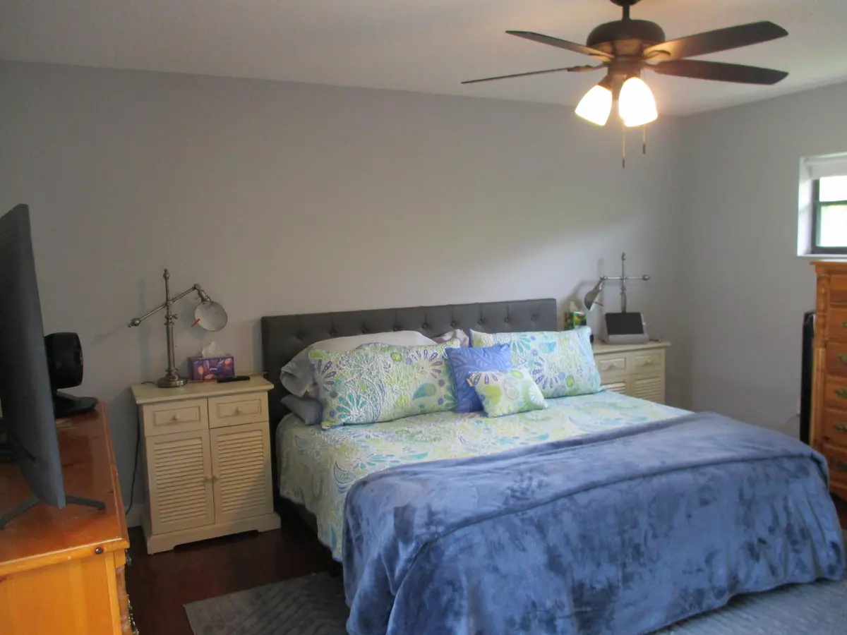 primary ensuite at 231 SE 9th Street, Dania Beach