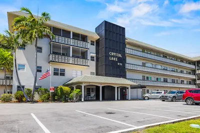 941 Crystal Lake Drive 207, Deerfield Beach – Condominium for sale