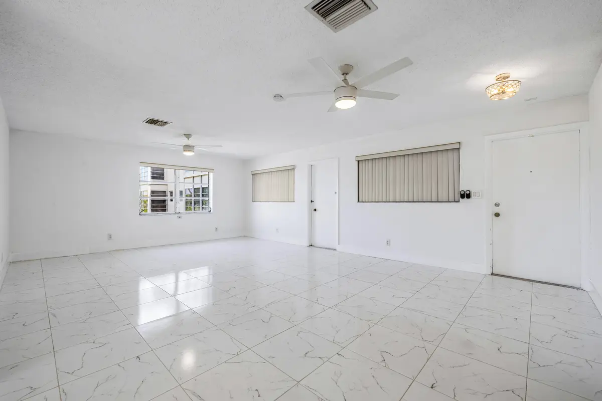 941 Crystal Lake Dr Deerfield Beach-8 at 941 Crystal Lake Drive 207, Deerfield Beach