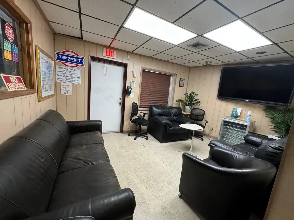 Customer lounge area at 2355 NW 30th Street, Oakland Park