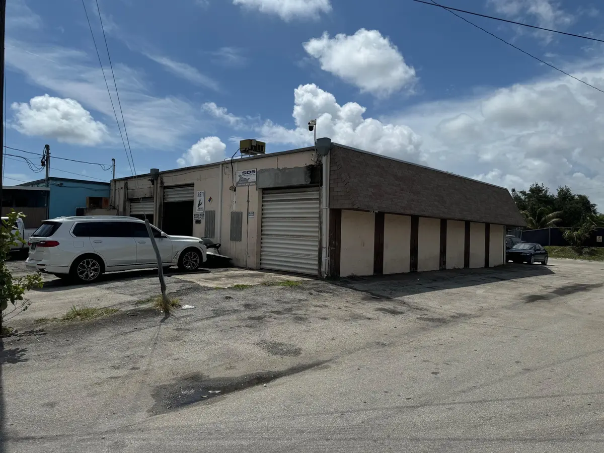 Side view at 2355 NW 30th Street, Oakland Park