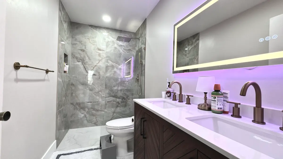 Primary Bathroom at 5016 Heatherhill Lane 10, Boca Raton