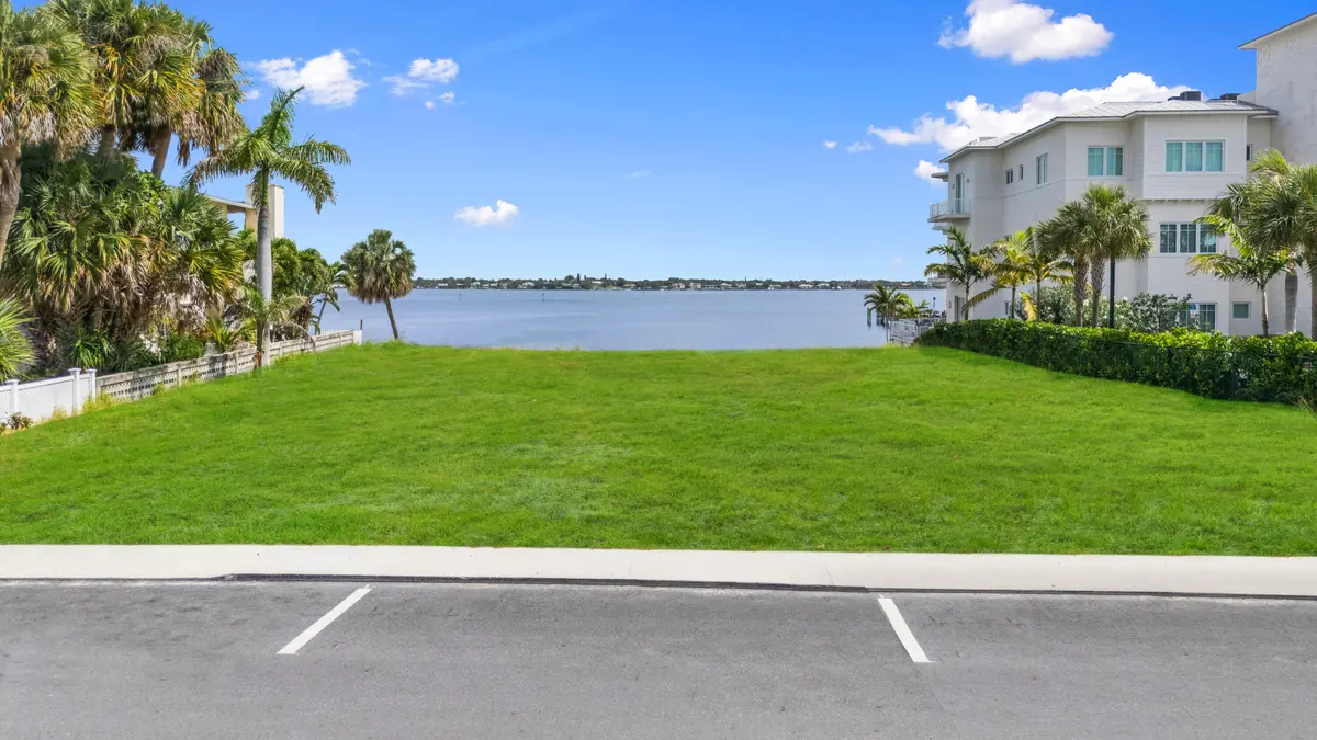 Lot View at 39 SE Seminole Street, Stuart