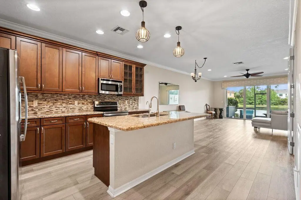 38O8UVnw at 626 SW Glen Crest Way, Stuart