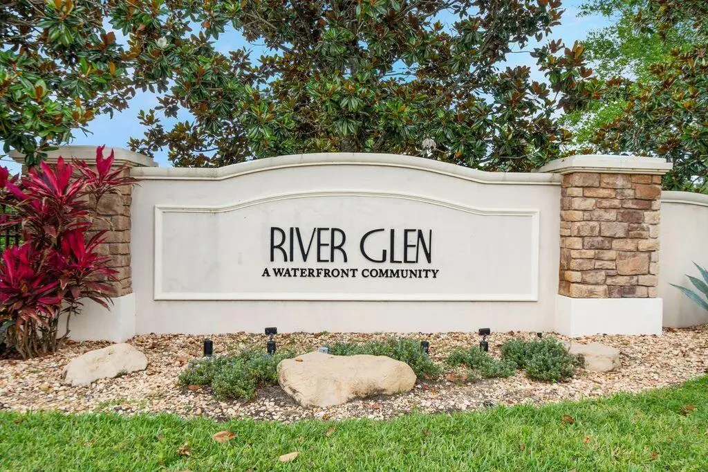 BLM4DDiA at 626 SW Glen Crest Way, Stuart