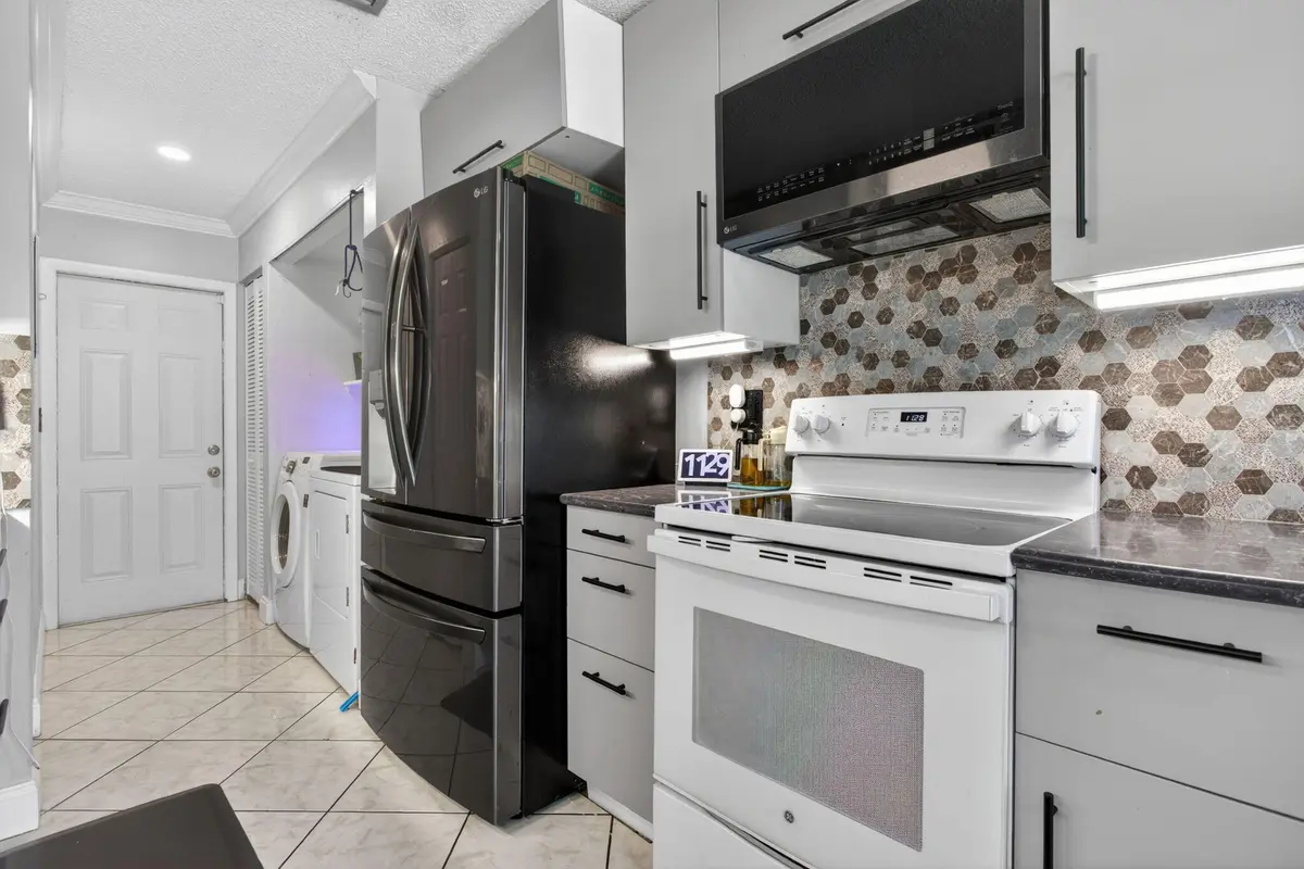 TILED BACKSPLASH at 1601 NW 48th Place, Deerfield Beach