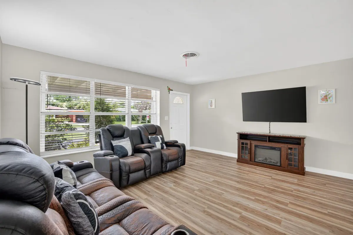7-web-or-mls-B699A0979 at 633 NW 30th Street, Wilton Manors