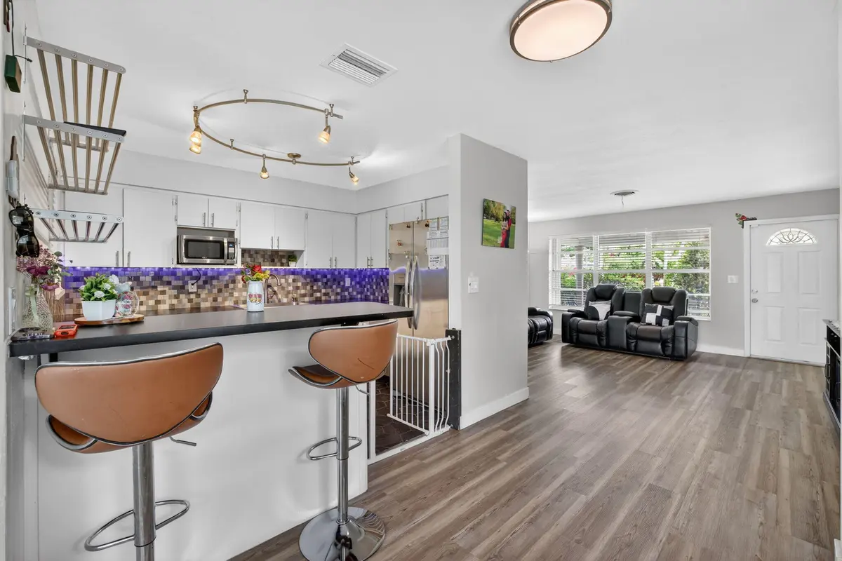 11-web-or-mls-B699A0999 at 633 NW 30th Street, Wilton Manors