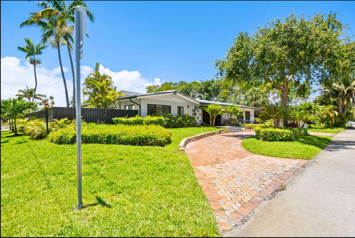 Left front view at 2811 NE 53rd Court, Lighthouse Point