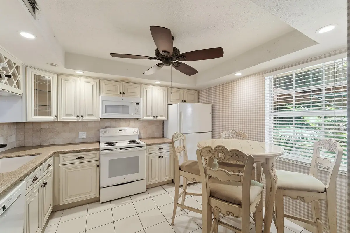 12_kitchen at 640 Tennis Club Drive 103, Fort Lauderdale
