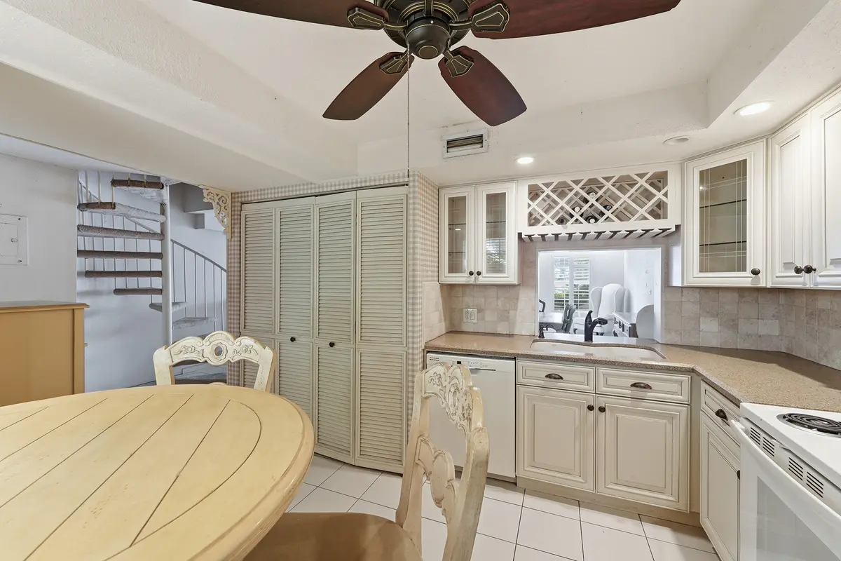 14_kitchen at 640 Tennis Club Drive 103, Fort Lauderdale