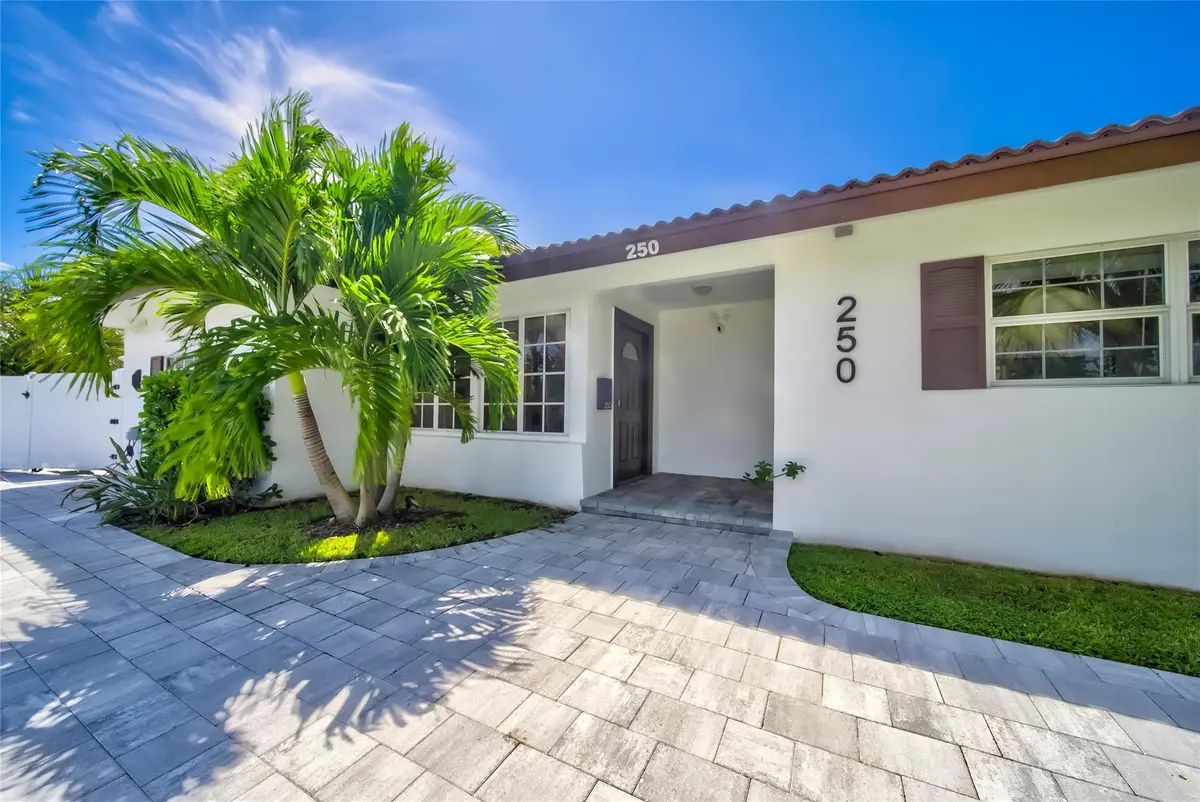 Photo 4 at 250 NE 27th Court, Boca Raton