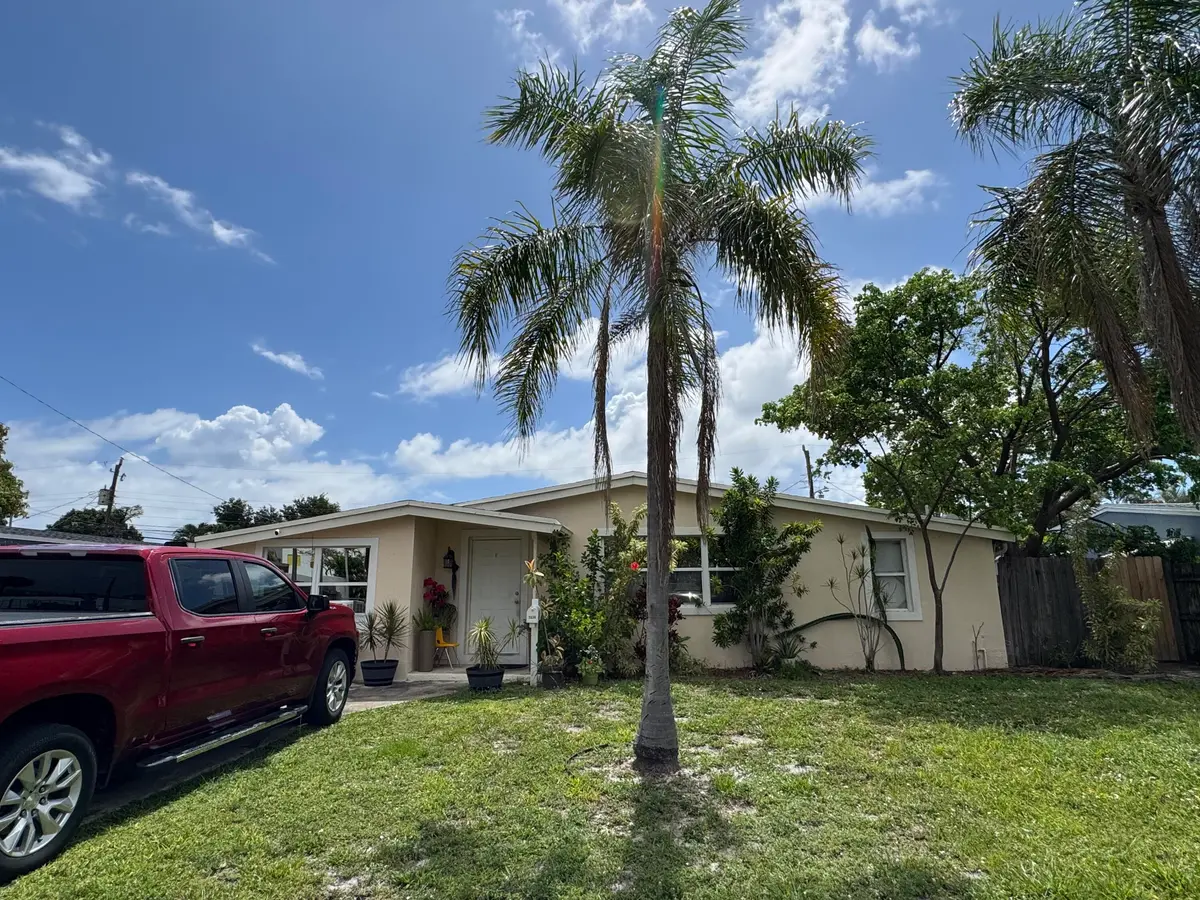 5636 front at 5636 NE 5th Avenue, Oakland Park