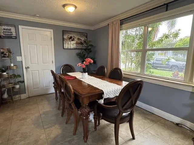 5636 dining area at 5636 NE 5th Avenue, Oakland Park