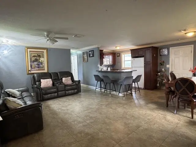 5636 entrance at 5636 NE 5th Avenue, Oakland Park