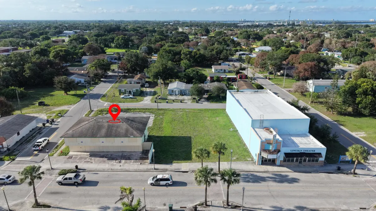 1140 w LPT at 1140 Avenue D, Fort Pierce