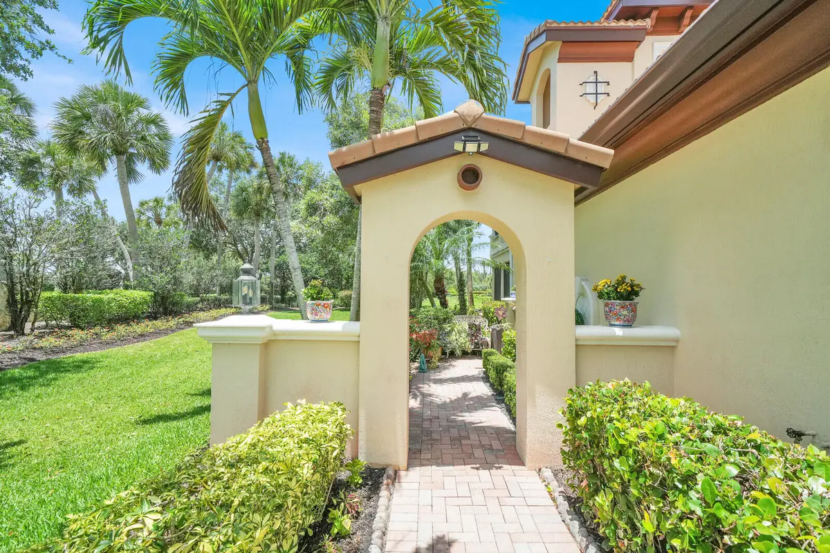 Entry at 99 Tresana Boulevard 1, Jupiter