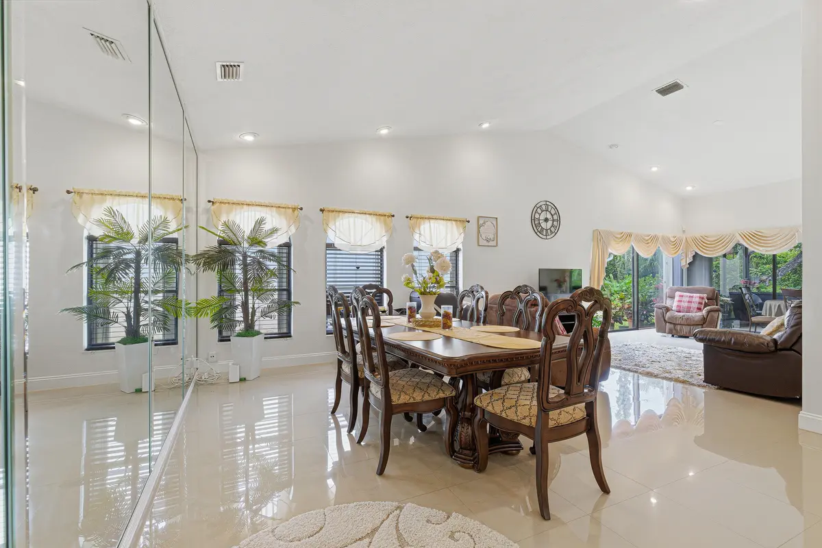 7040-DINING-01 at 7040 Golf Pointe Circle, Tamarac