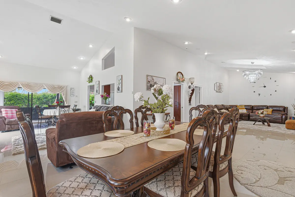 7040-DINING-02 at 7040 Golf Pointe Circle, Tamarac