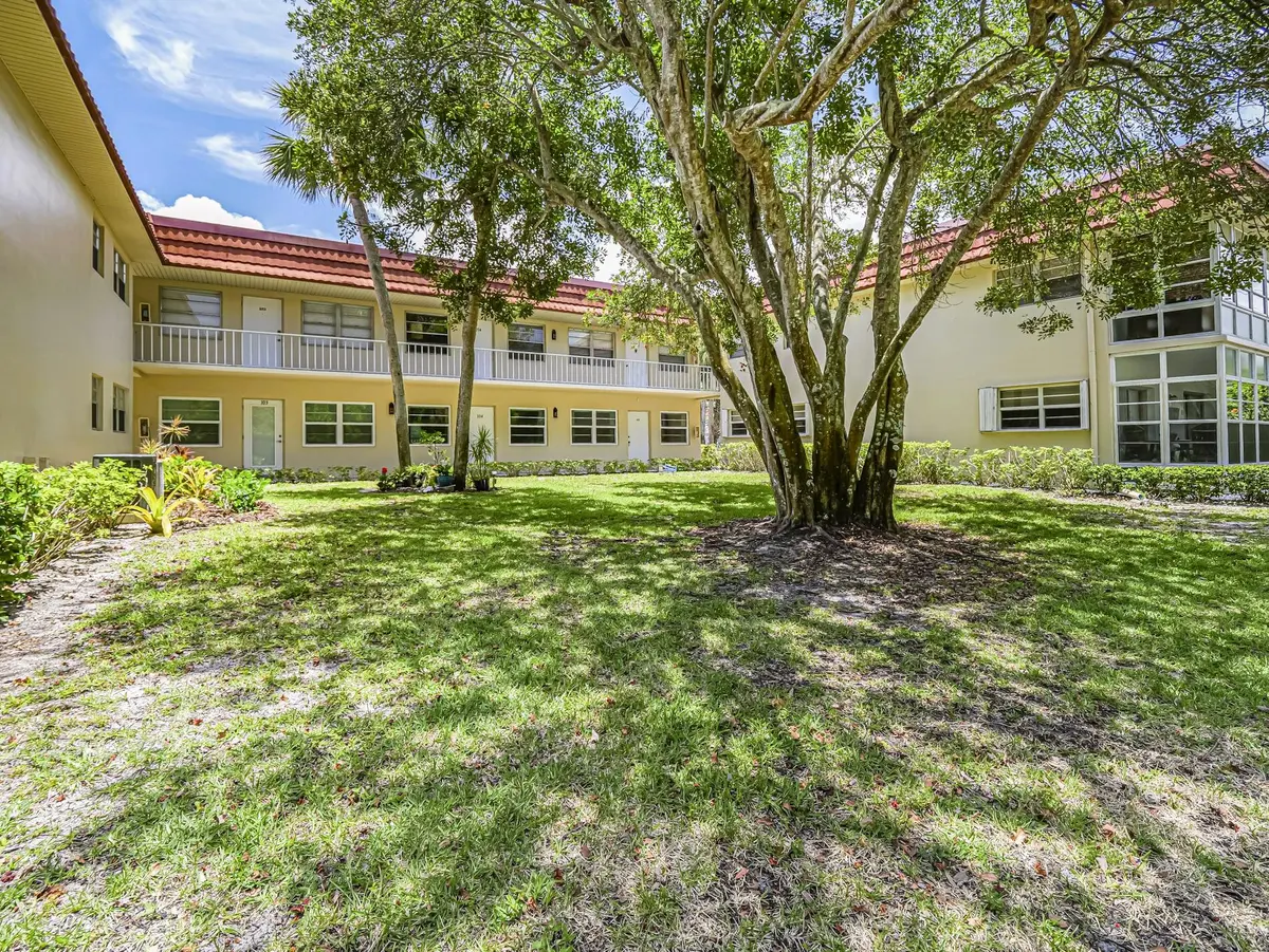 35 (7) at 109 Spring Lake Court 105, Vero Beach