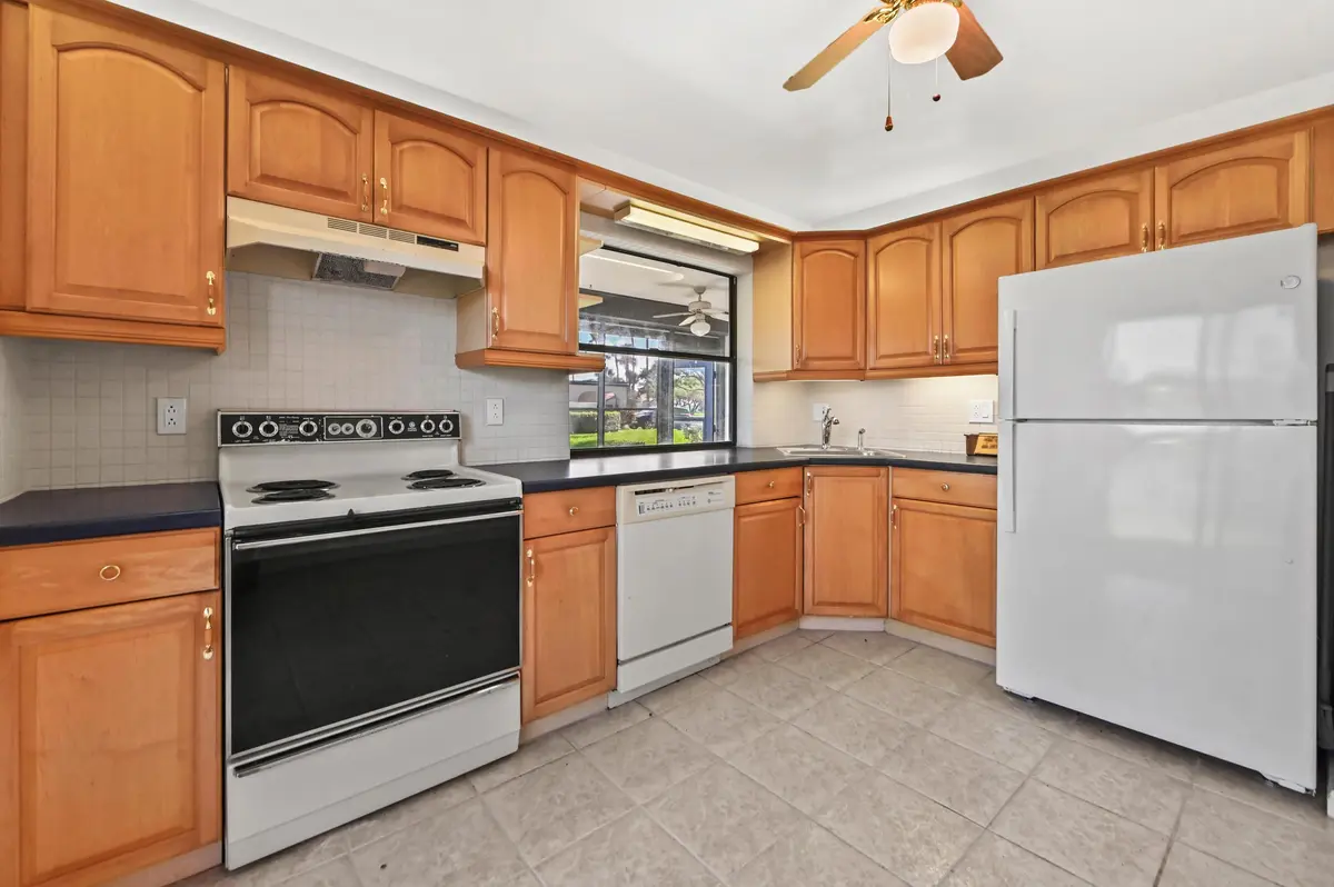 24 Kitchen 02 at 5537 Parkwalk Circle, Boynton Beach