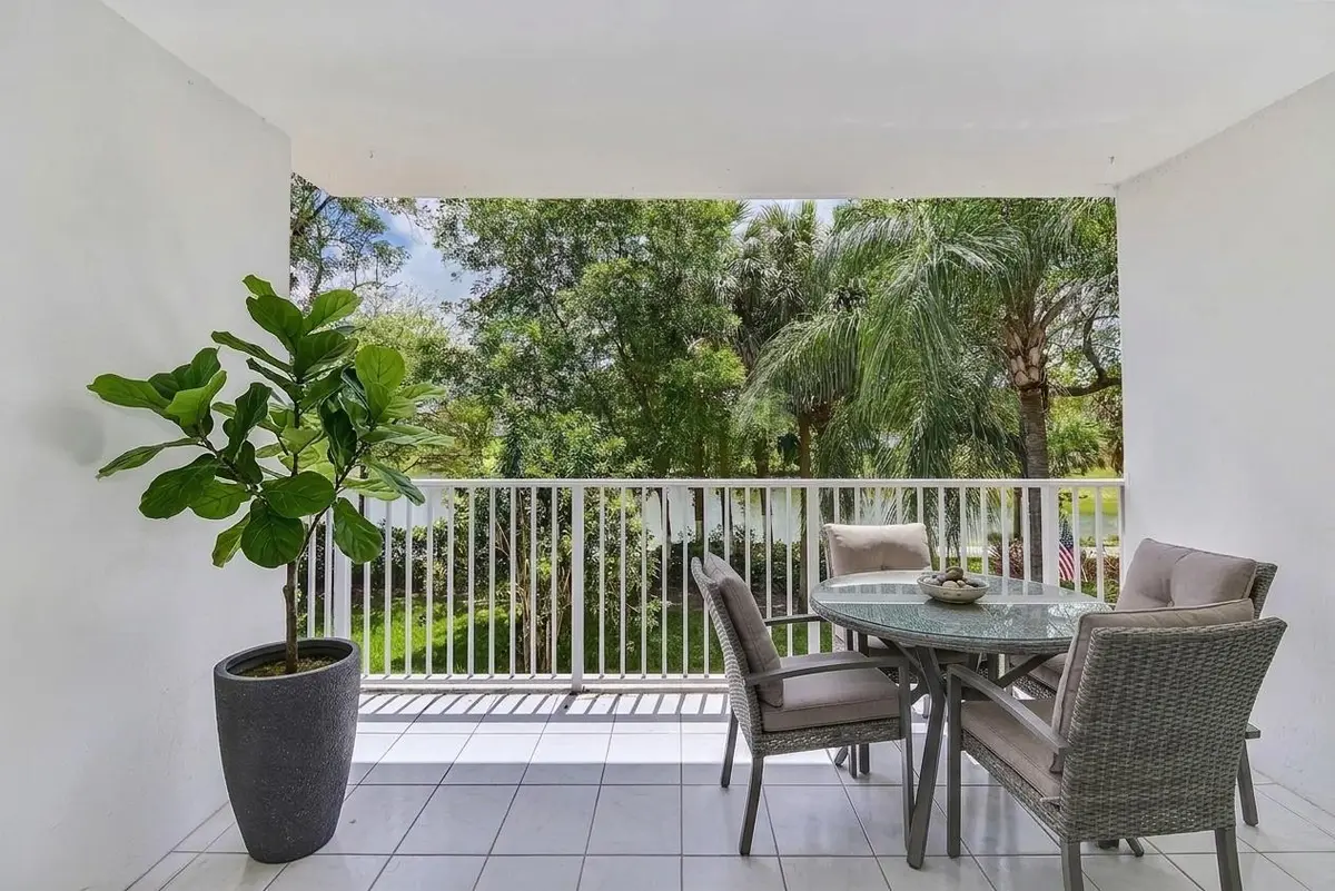 riesgo-16 staged 2 at 3850 Washington Street #212, Hollywood