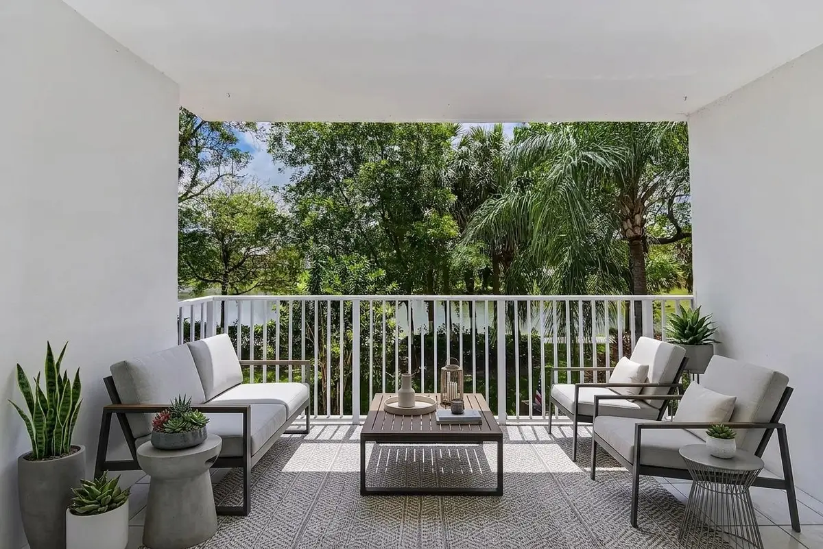 riesgo-16 staged at 3850 Washington Street #212, Hollywood