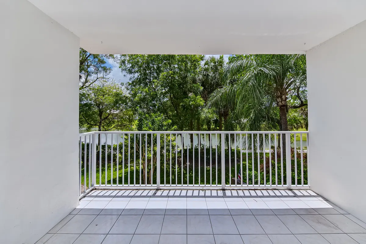 riesgo-16 at 3850 Washington Street #212, Hollywood