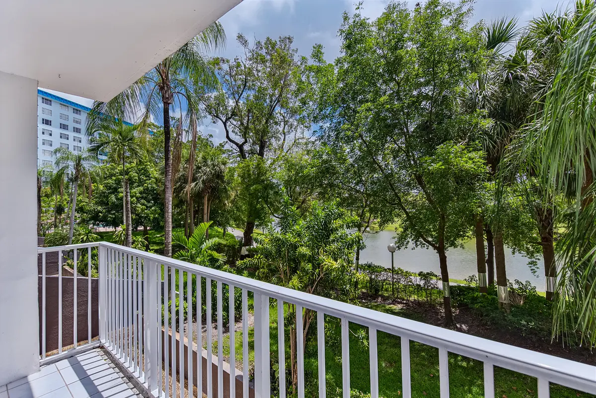 riesgo-17 at 3850 Washington Street #212, Hollywood