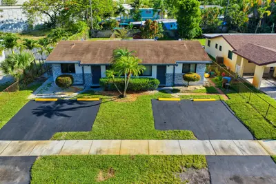 837 NW 41st Street A-b, Oakland Park – Duplex for sale