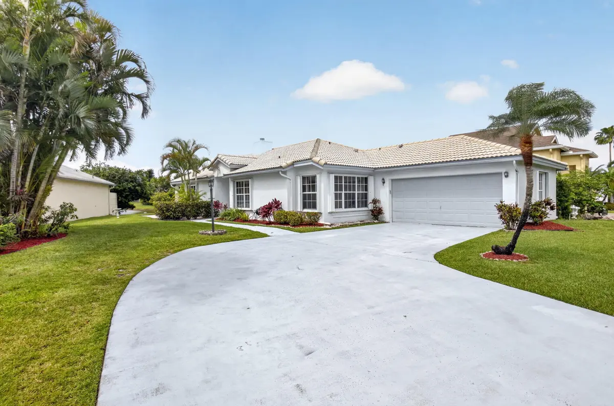 Front Driveway at 6413 Lansdowne Circle, Boynton Beach