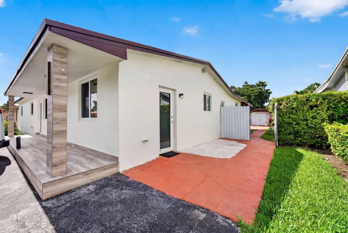4-web-or-mls-Exterior_DSC04568_hf4k at 10040 SW 32nd Street, Miami