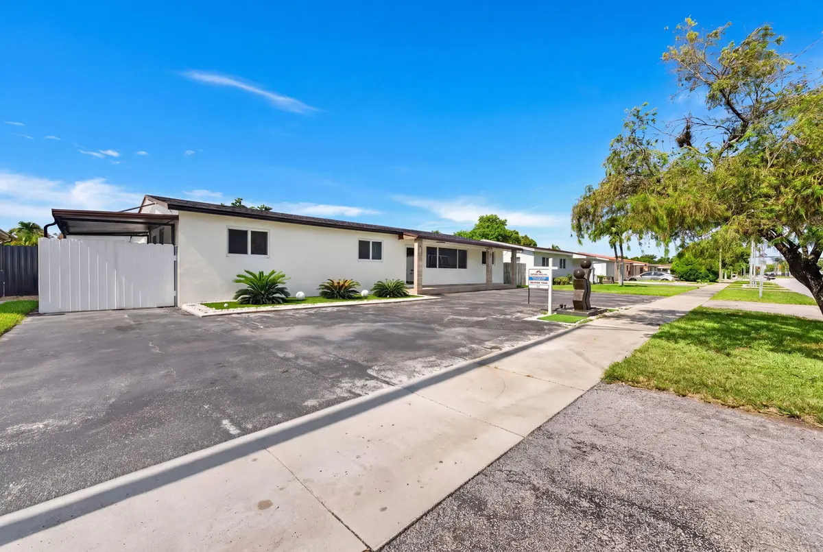 3-web-or-mls-Exterior_DSC04544_hf4k at 10040 SW 32nd Street, Miami