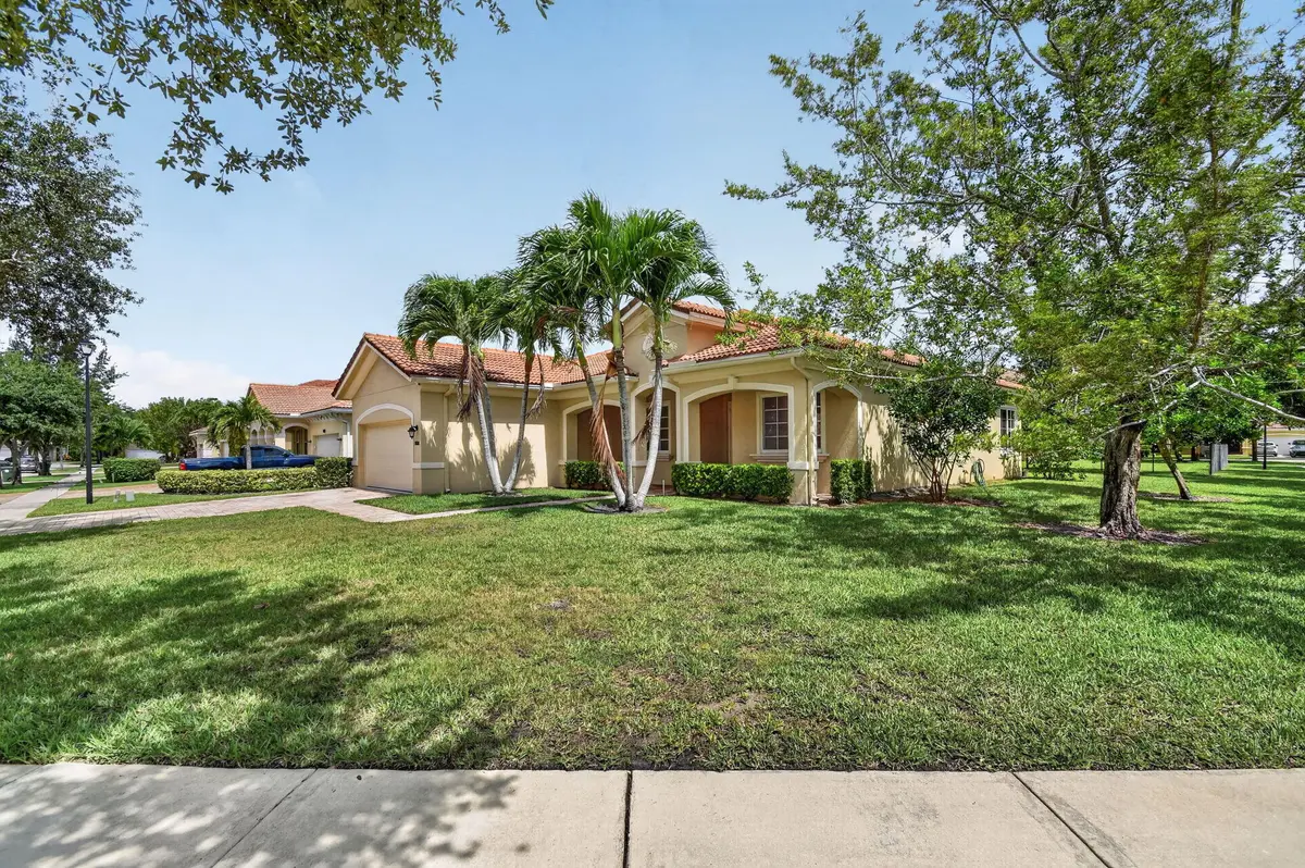 Front side at 6810 Osage Circle, Greenacres