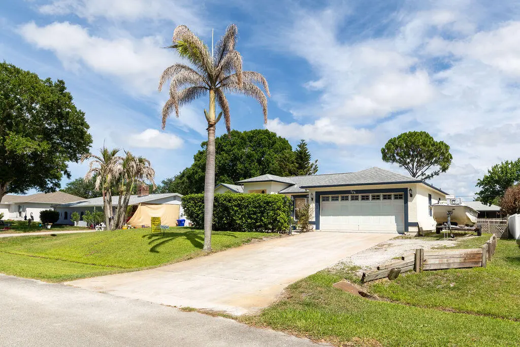 front /boat or RV parking at 726 Tuxedo Terrace, Sebastian