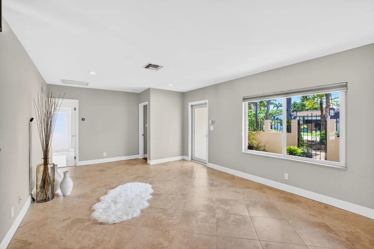 5 Living Entry at 1426 NE 17th Avenue, Fort Lauderdale