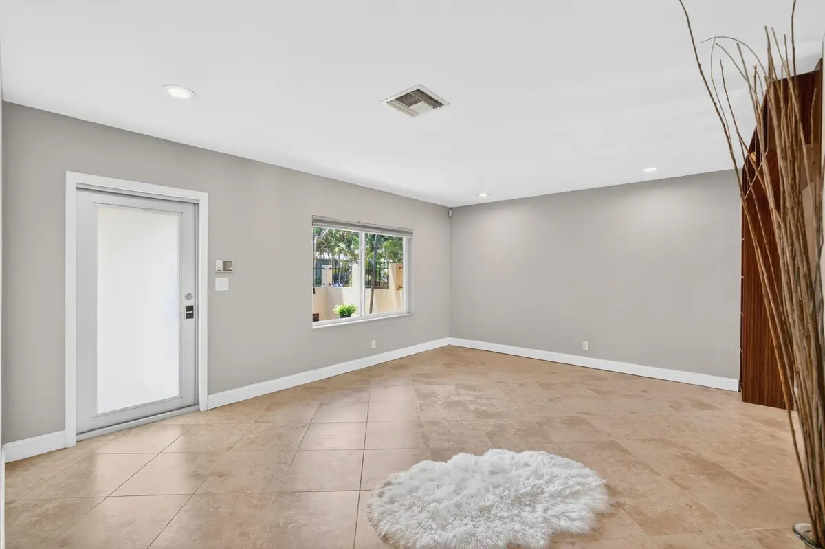 6 Living Entry at 1426 NE 17th Avenue, Fort Lauderdale