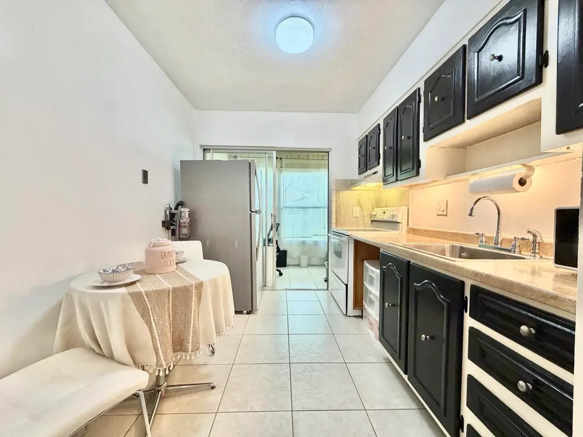 Kitchen at 19 Abbey Lane 204, Delray Beach