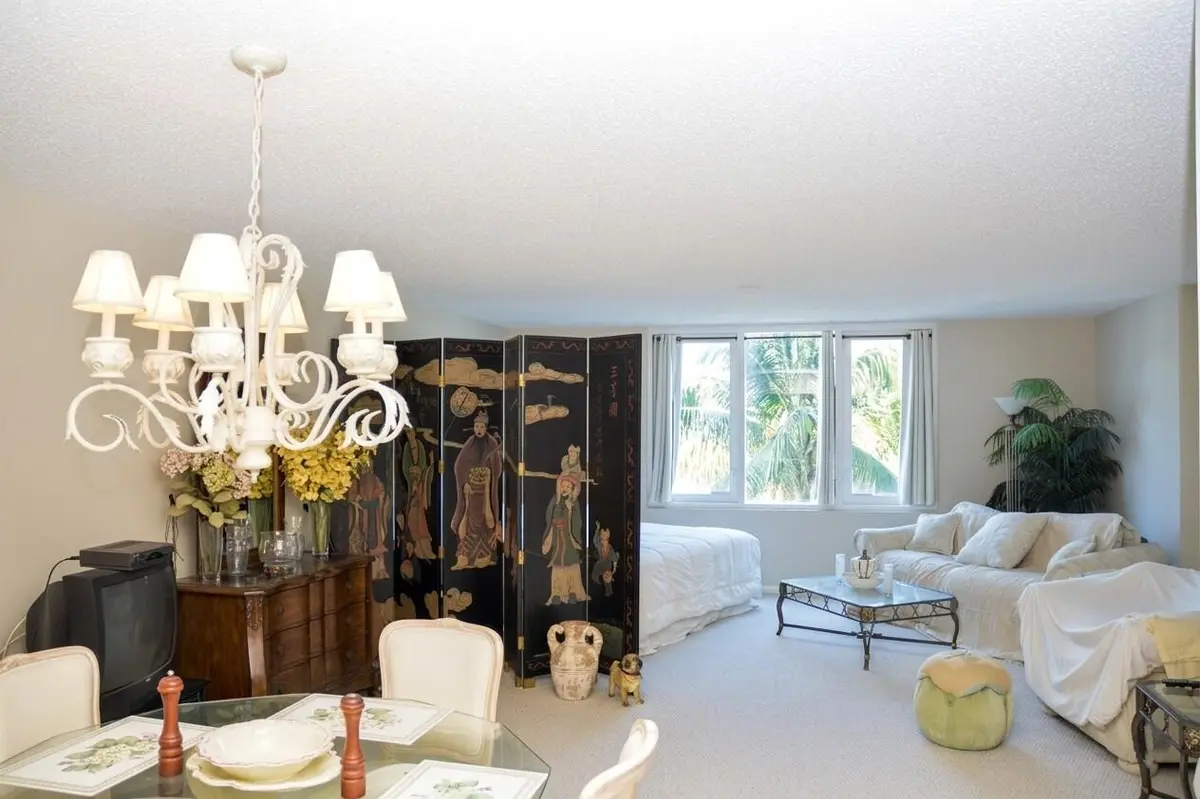 DINNIG ROOM~2 at 2301 Collins Avenue 336, Miami Beach