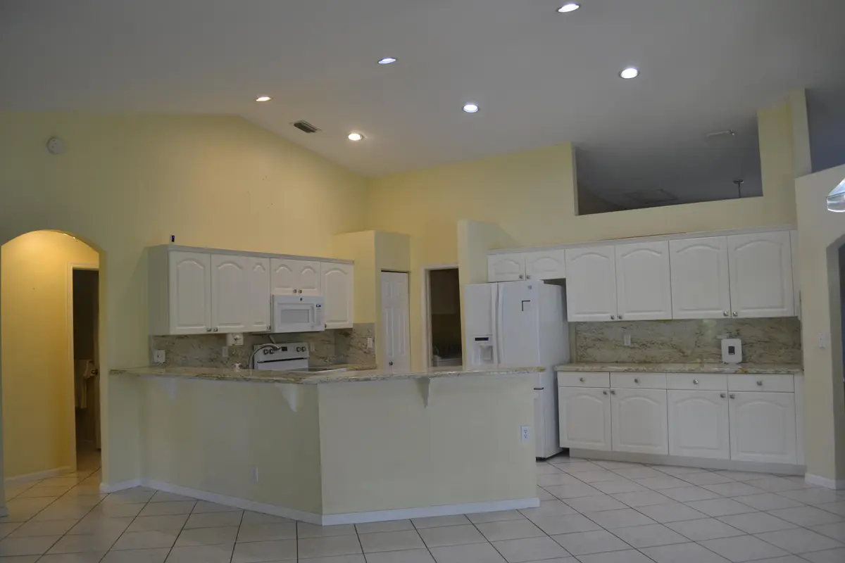 Kitchen Granite counters at 1104 Raintree Lane, Wellington