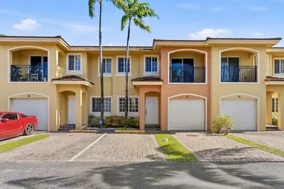 330 SW 2nd Avenue 14, Hallandale Beach – Townhouse for sale